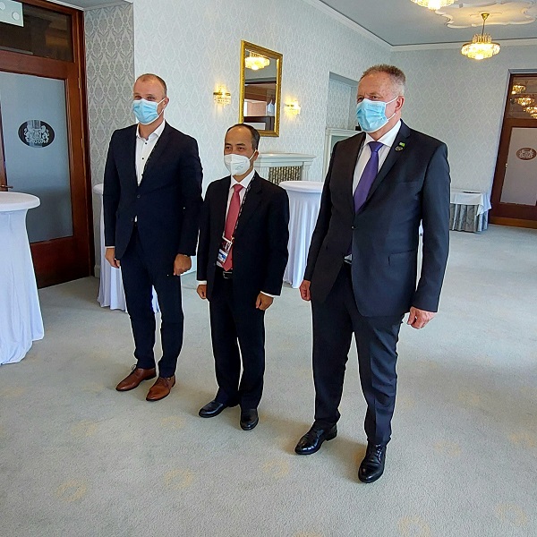 Novi veleposlanik Vietnama g. NGUYEN Trung Kien na srečanju z gospodarskim ministrom Počivalškom in Alešem Cantaruttijem, generalnim direktorjem GZS