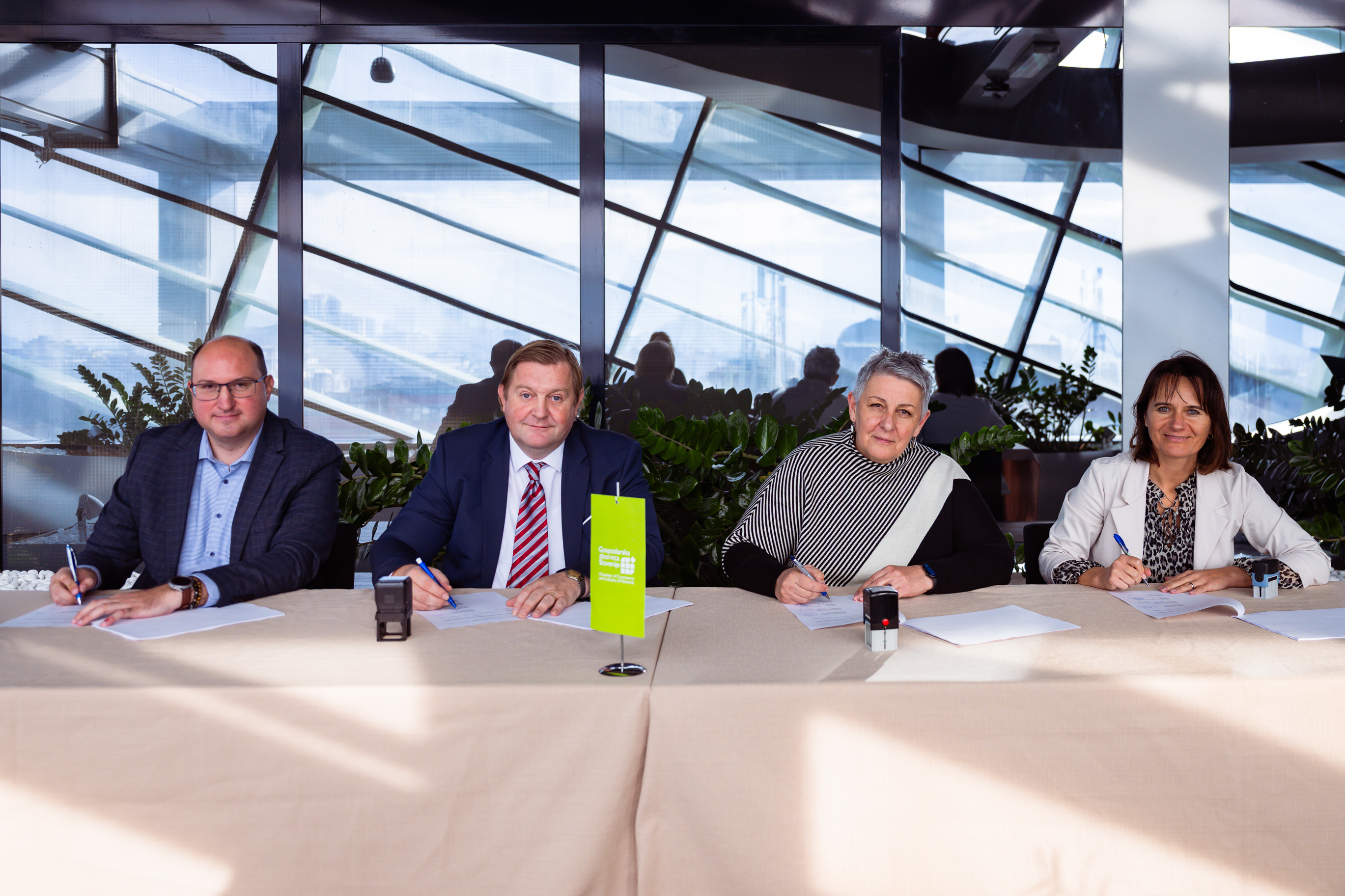 Podpisan dodatek št. 21 h Kolektivni pogodbi dejavnosti elektroindustrije Slovenije - korak k bolj pregledni in jasnejši ureditvi